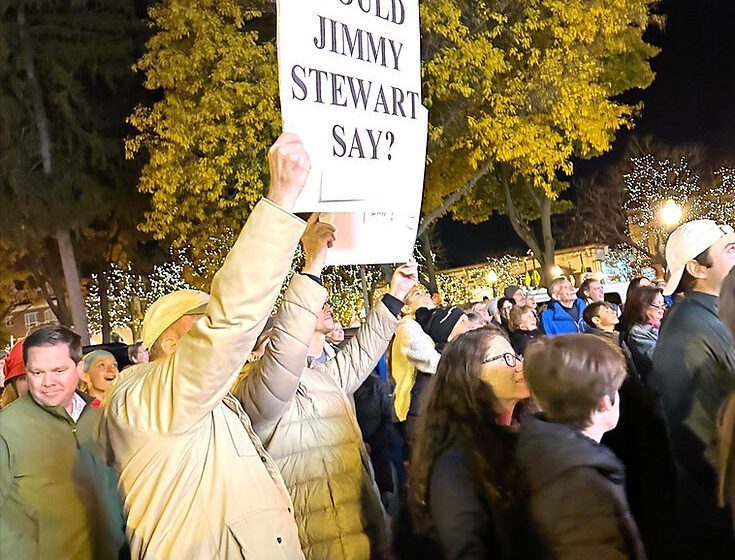  Huge downtown Plymouth crowd sends message to Paramount: We want ‘It’s A Wonderful Life’!